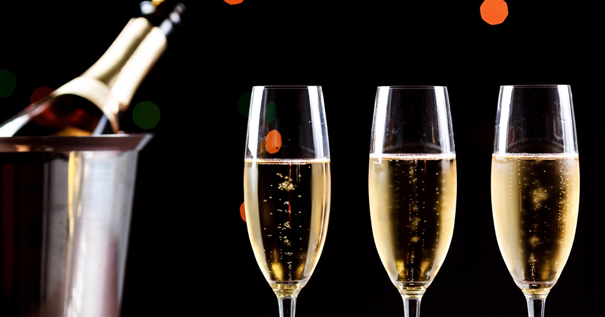 Champagne etiquette, how to serve it and drink it correctly